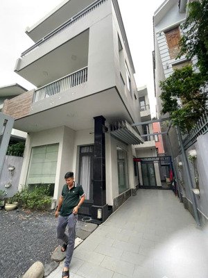 cho thuê biệt thự mt đ. số 5 khu tên lửa 8x20m 3.5 tấm 39 triệu/tháng. đối diện công viên