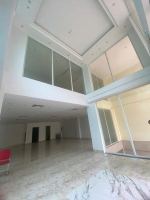 cho thuê nhà nguyên căn mặt phố ngọc thụy -long biên, diện tích 240m, thang máy, pccc đầy đủ.