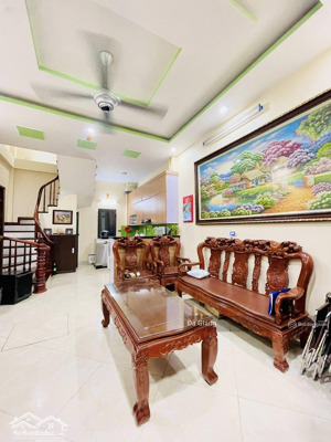 nhà thật! lô góc hoàng quốc việt, ngõ ô tô, vf3 đỗ cửa, 2 thoáng, dân xây, sổ cc, ở/ cho thuê, 42m2