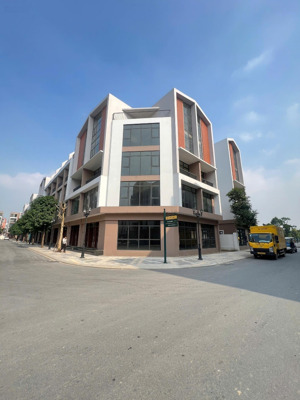 bán căn liền kề tổng diện tích xây dựng 640m2 diện tích sàn 132m2/sàn đơn giá chỉ 148,6tr/m2