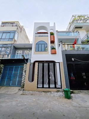 nhà sát quận 2, đường 8m, 1 trệt 2 lầu, hoàn công đủ, pháp lý chuẩn, chủ thiện chí bán