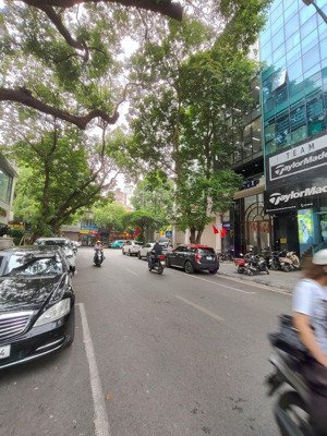 nhà mặt phố thi sách lô góc 110m2 dòng tiền cho thuê 110 triệu một tháng