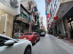 chính chủ cần bán gấp nhà nguyễn văn cừ dt 55 m2 , 5 tầng, mt 4.2m, tặng nội thất, ô tô vào nhà