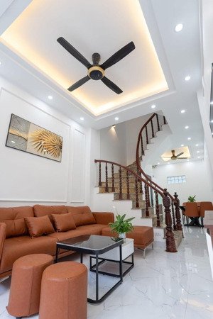 bán nhà phố tôn đức thắng , mới xây kính koong, an toàn, văn minh, ngõ thông, 40mx5t