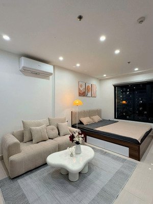chính chủ cần tiền bán căn studio toà s205 tầng 1911 32m2 vinhomes smart city. giá: 2.4 tỷ bao phí