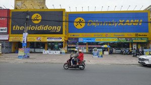 cần chuyển nhượng gấp cửa hàng điện máy xanh đang thuê diện tích 100m2, 2 mặt tiền, hành lang 13,8m