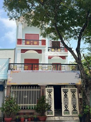 bán biệt thự liên kế; diện tích sàn: 304,7m2, chính chủ