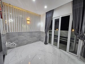 nhỉn 7 tỷ. nhà 4 tầng 150m2 đối diện aeon tên lửa