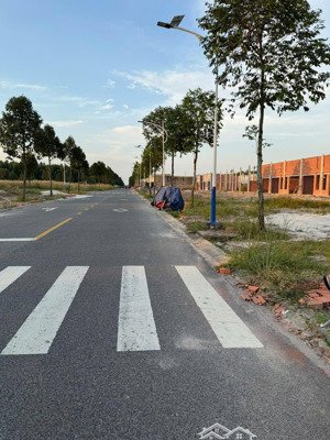 mặt tiền kinh doanh đường d7 kcn bàu bàng, sổ hồng sẵn 150m2 full thổ cư