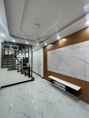 chủ cắt lỗ sâu - nhà hoài đức 5 tầng 6 ngủ - có sân vườn sau - giá chỉ 5 tỷ