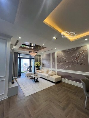 bán căn hộ 140m2 tầng trung hướng mát nhà 3 ngủ rộng ( 2 ngủ sáng ) phòng khách sáng !