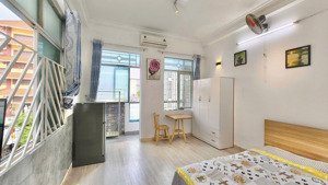 phòng 30m2 full nội thất tách bếp 2 cửa sổ trời ngay hàng xanh đường chu văn an bình thạnh