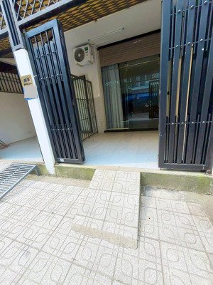 cho thuê nhà shop tầng trệt cát lái, dt 40m2, cổng riêng lối đi riêng có sân có máy lạnh 5tr