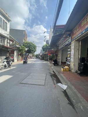 bán nhà mặt tiền rộng 4,8m mặt đường chợ hàng, vị trí đẹp trung tâm chợ.