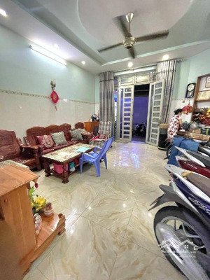 chỉ: 8 tỷ xíu. nhà đẹp 4 tầng sát mt gò dầu. ngang khủng 5,5m. sân thượng to hợp làm tiệc bbq