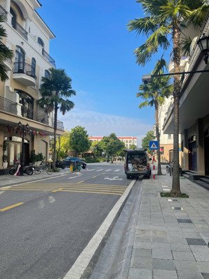 chủ nhà cần tiền bán gấp căn liền kề mặt tiền 5m khu cọ xanh