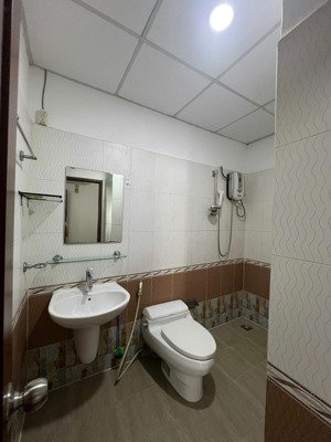 cho thuê tầng trệt ch him lam nam khánh, dương quang đông p5, q8. dt 112m2, 2pn, 2wc, giá 13.5tr/th