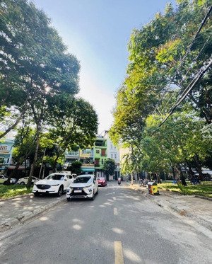 bán nhà tên lửa 4 tầng, 80m2, 4pn, đường 16m, 10,7 tỷ