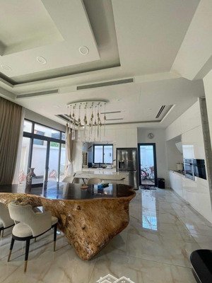 bán nhà 3 mặt sân vườn - có nội thất