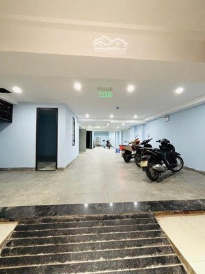 phòng 1n1k ở thuỵ khuê tây hồ có cửa sổ lớn. ngắm view hồ tây. liên hệ em tư vấn