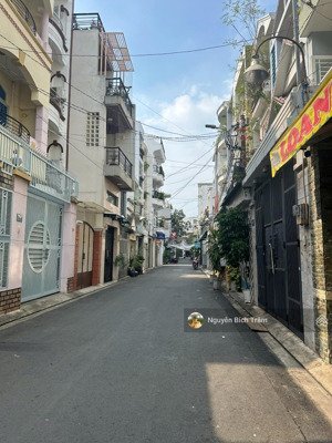 gần cv làng hoa - cách nguyễn văn khối 200m hxh nhựa xe tải tránh 7 chỗ đậu trong nhà 12.8 tỷ tl