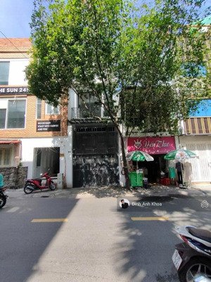 siêu vị trí,chủ cần bán nhà mặt tiền đường nguyễn văn thủ p.đakao quận 1.dt:4x14m2 giá 26 tỷ.
