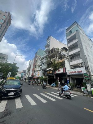 ngay mt đường đinh tiên hoàng- q1. dt: 15x43m nở hậu 16m, xd 2 hầm + 12 tầng. giá 280 tỷ/ shr