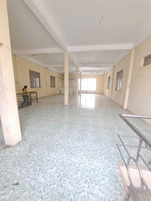 cho thuê nhà xưởng bình trị đông 8*25 đúc 3 lầu suốt có thang tời