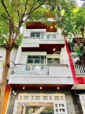 tôi cần bán nhà 4tỷ050/67,5m2 đường trương định-phường 6-quận 3.gần công viên tao đàn
cho thuê 22tr