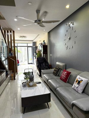 hiếm có: nhà 3 tầng hoàn công đường núi một 8m có phòng ngủ trệt cho người già!