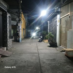 5 tỷ 350 thương lượng, nhà 3 tầng mới, đường 6 mét thông, diện tích : ngan 4mét - dài 12 mét.