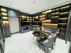 trung tâm cổ linh- aeon long biên, nhà mới koong, full nội thất, ô tô đỗ cửa,vài bước ra ô tô tránh