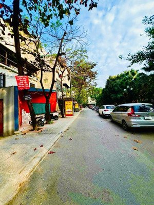 phân lô -ô tô -đỗ cửa- 5m ra ô tô tránh- hoàng cầu -đống đa - dt 46m 5 tầng mt 5,6m giá 17,2 tỷ