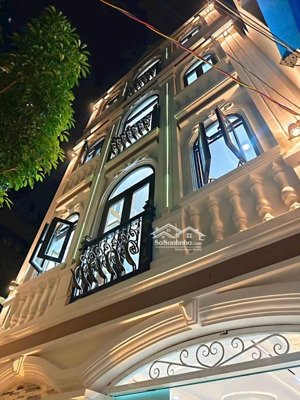 bán toà nhà căn hộ dịch vụ, giáp bình thạnh, 20 phòng, thang máy, dòng tiền 1.5 tỷ/năm