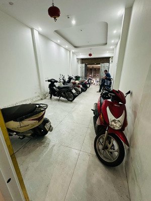 bán ccmn mặt phố chợ -7 tầng thang máy -nhà mới -kinh doanh sầm uất - dòng tiền 600tr /năm