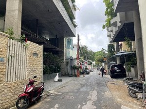 bán nhà mt thủ khoa huân, gần biển mỹ khê, 2 tầng, 114m2, chỉ 119tr/m2 thuê 25tr