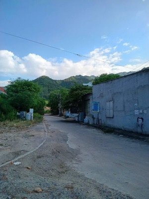 hiếm, lô đất 2 mặt tiền, gần sungroup, ngang 11m, mặt tiền nguyễn tất thành, sông lô, nha trang.