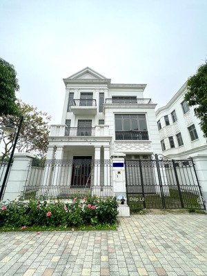 bán bt đơn lập tại dự án vinhomes harmony, 350m2 nở hậu, có sông sau nhà, mặt tiền 15m, giá 120 tỷ