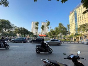 bán nhà phố bồ đề, long biên, hà nội 32 m2 4 tầng mt 3.7m, giá nhỉnh 8 tỷ.