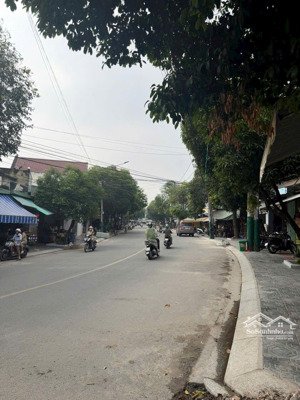 bán lô đất tặng nhà cấp 4 ngày chợ dĩ an 1
- dt : 64m, ngang 4m, hẻm xe hơi