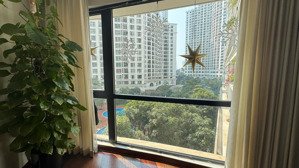 chính chủ, cần bán căn hộ 130m2, hai phòng ngủ nguyên bản, nội thất đầy đủ, sổ hồng,