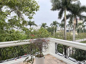 cho thuê biệt thự rộng rãi, mới cải tạo tại khu d ciputra