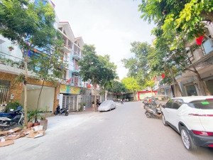 bán nhà gần trường quốc tế long biên - đường thông kinh doanh - chỉ bán cho ai cần mua ngay