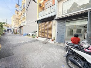 hiếm- nhà 3 tầng mới đẹp gần chợ thủ đức- hẻm nhựa xe hơi- 3 phòng ngủ- mua ở ngay