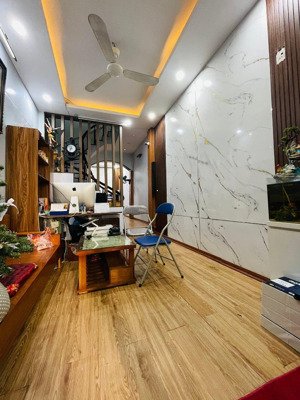 bán nhà 4 tầng - dt 40m2 - ngõ thông kinh doanh - ô tô nhỏ đỗ cửa -gần trường cấp 1,2,đh thăng long