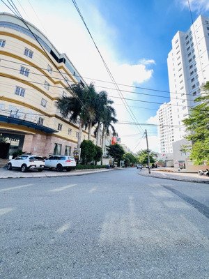 đất đẹp 110m2- hxh, thông, khu vực được xây 5 tầng, thích hợp đầu tư/ chdv gần phạm văn đồng