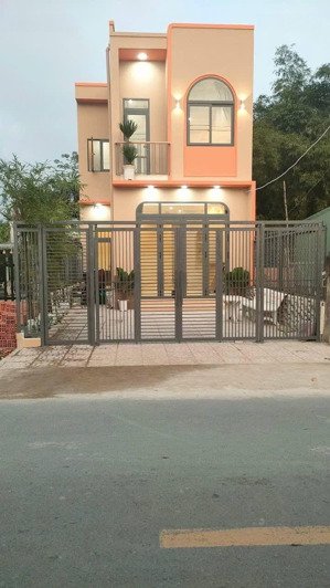 bán nhà 1 trệt 1 lầu mới 100% mặt tiền đường huỳnh thị nở, nhà rộng có sân đậu ô tô