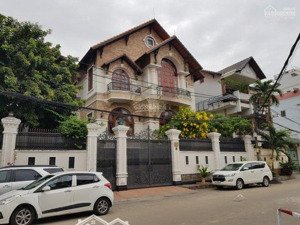 37.9 tỷ. nhà hxh huỳnh văn bánh, quân phú nhuận. dt: 9 x 21m, 5 lầu thang máy