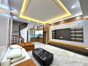 phố trạm 33m ,5tầng ,ô tô đỗ cổng nhà mới chỉ việc ở giá 6 tỷ xíu