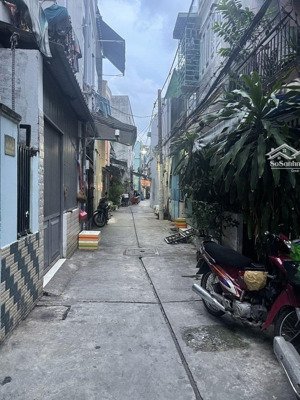 e. bán nhà ngay tên lửa nối dài, 36m2, 4 tầng, đường xe hơi chạy, chỉ 4.x tỷ